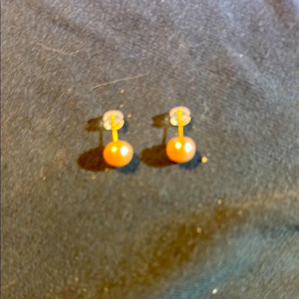 Elegant 18k natural Akoya pearl earrings